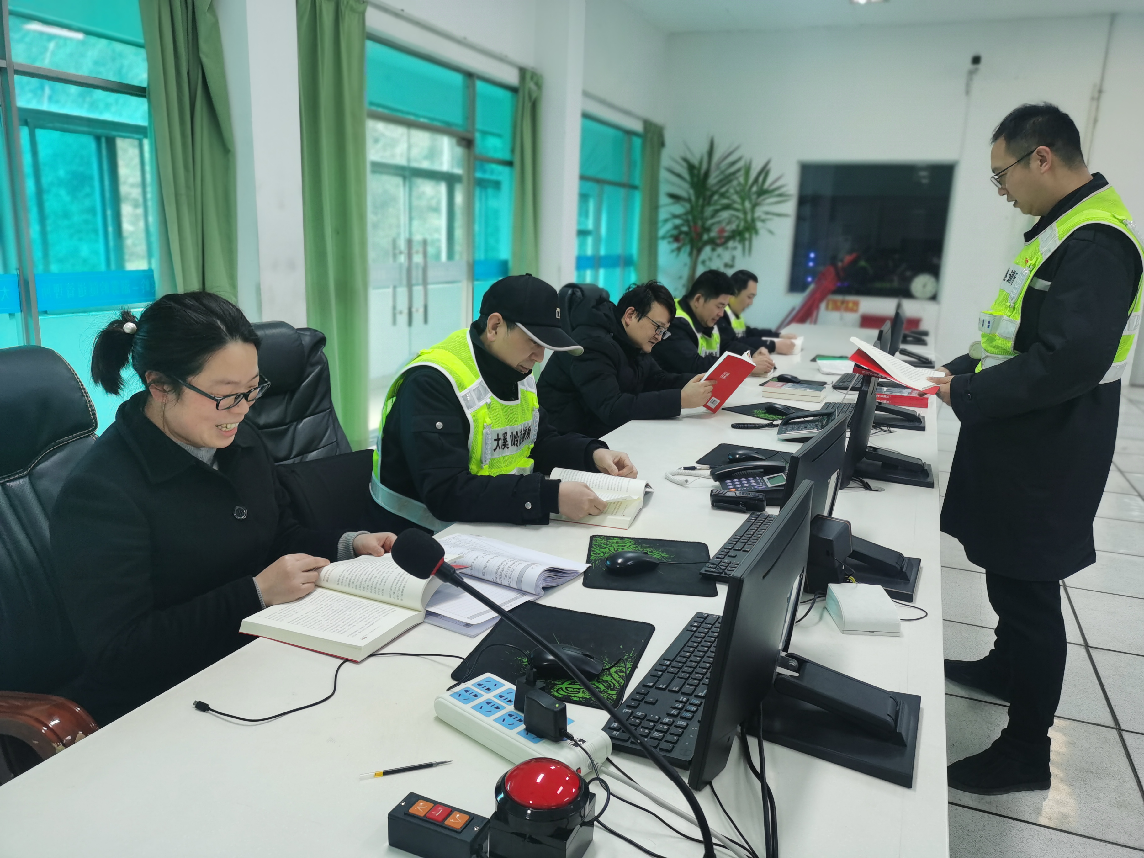 1645691215947816.jpg 2022.02.17圖為執(zhí)勤三隊(duì)在班前講評時學(xué)習(xí)《習(xí)近平在浙江》 陳智慧攝.jpg